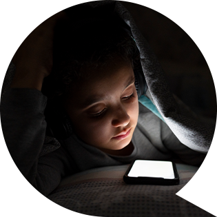 Menina no smartphone