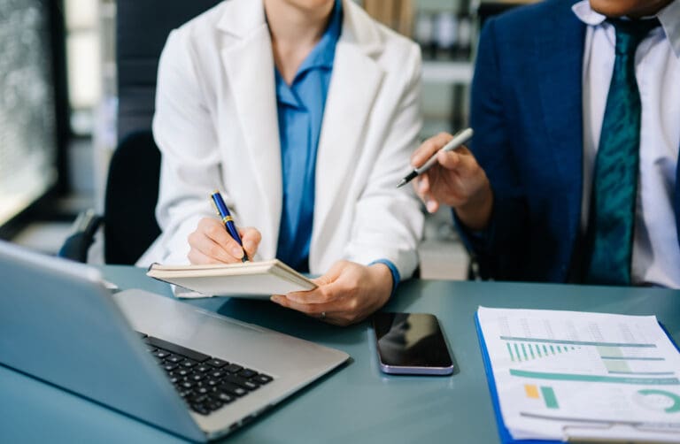 Entenda como escolher o plano de saúde empresarial com segurança, comparando coberturas, custos, reajustes e benefícios para RH e colaboradores.